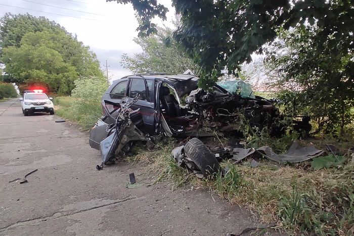 На Одещині водій на BMW влетів у дерево і вбив свого пасажира