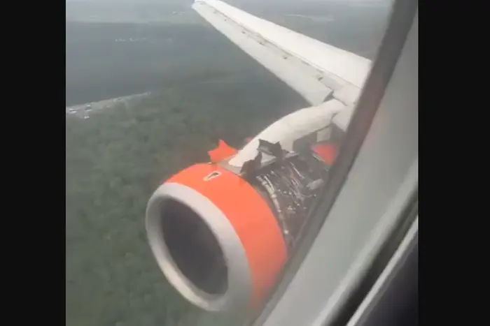 During a flight, a Russian airplane's engine cover tore off (video)