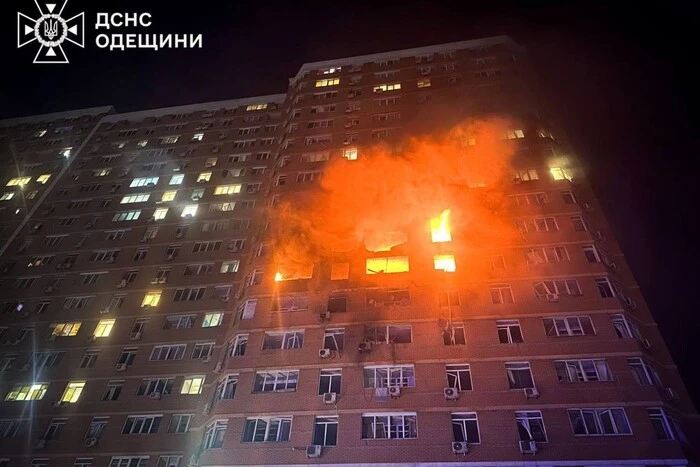 Россия ударила по многоэтажке в Одессе: ГСЧС показала последствия