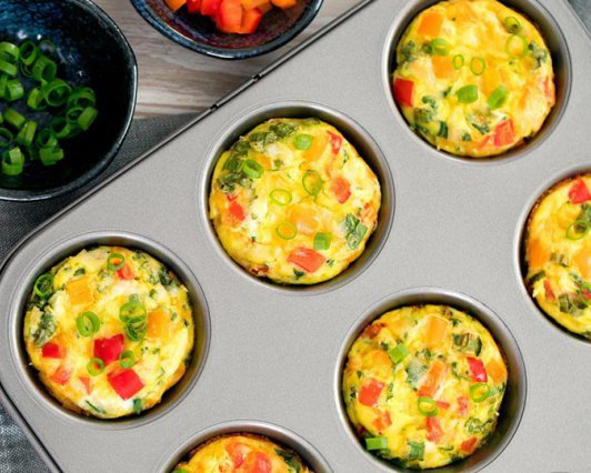 Omlet w formie muffinek zadowoli każdego: jak przygotować szybkie i sycące śniadanie