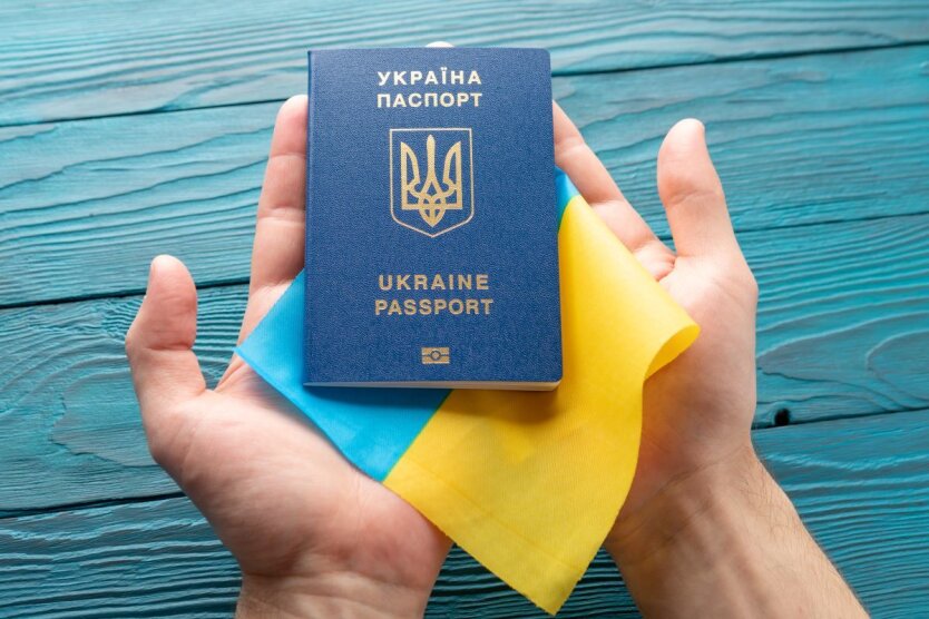 Прощайтеся з паспортами-книжками: українцям доведеться обміняти документи