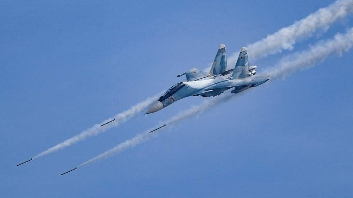 With airstrikes and drones, the Russians are pressuring the south of Ukraine