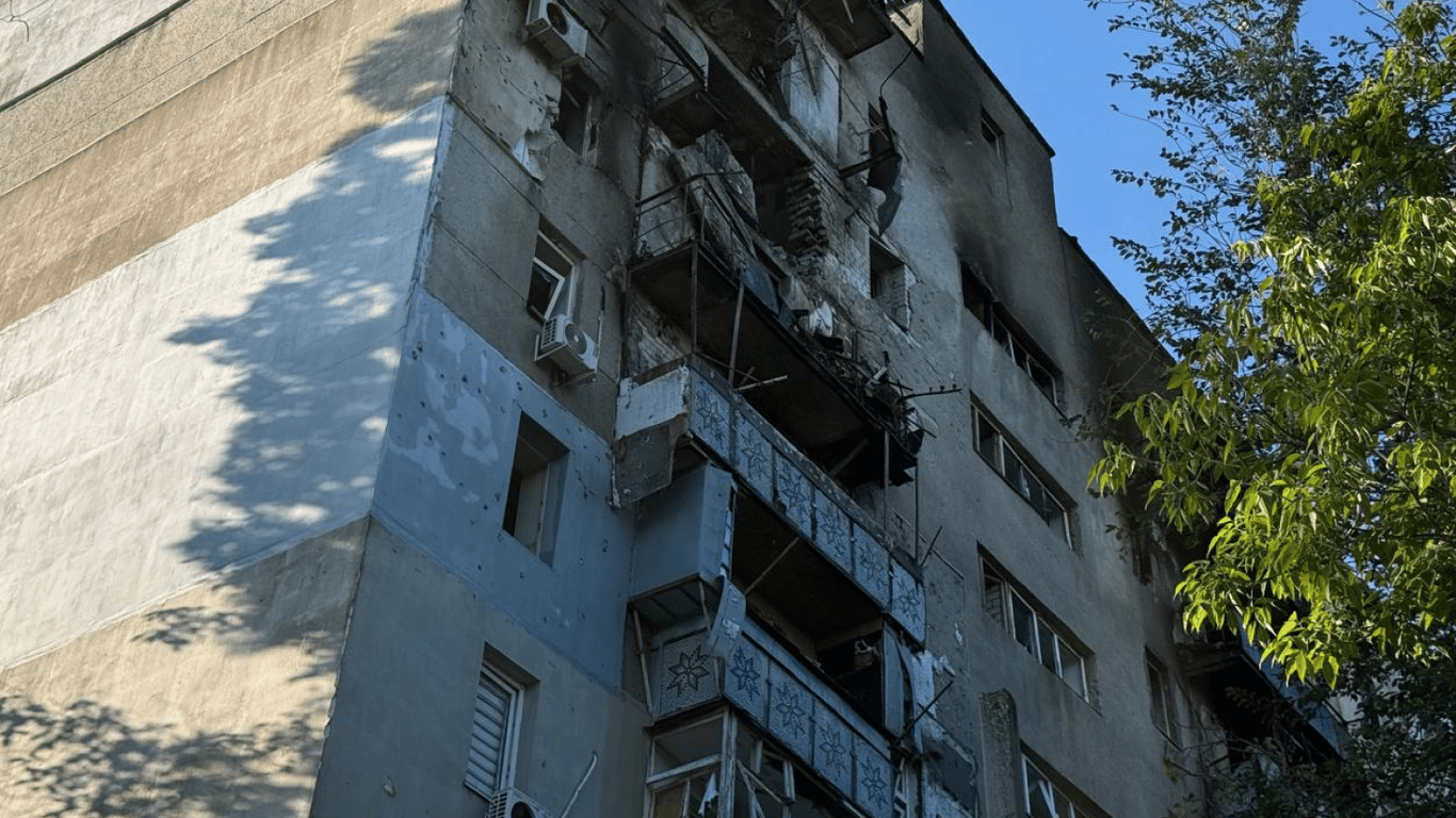 Drohnenangriff auf ein Gebäude in Odessa - Foto der Folgen des Angriffs am Morgen
