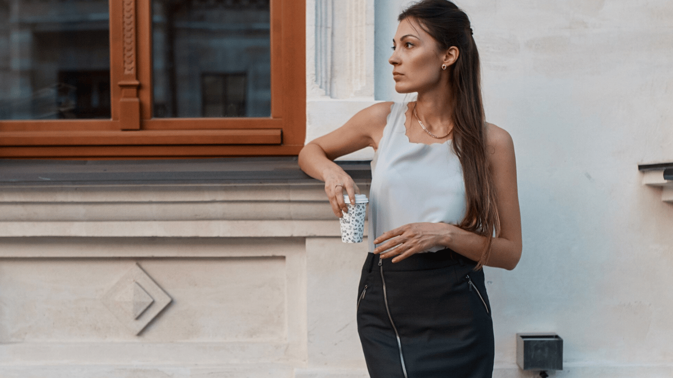 Spódnica w stylu safari podbija 2025 rok - z czym nosić